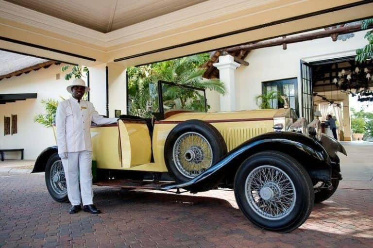 A Rolls Royce completes the colonial atmosphere at The River Club