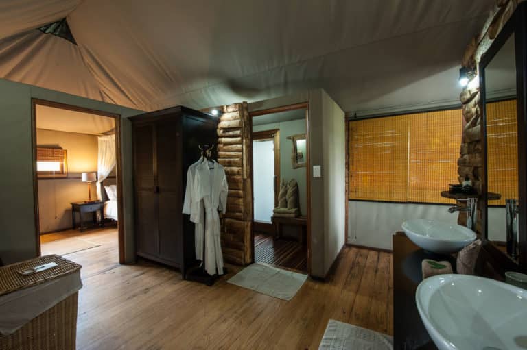 All guest tents are ensuite at the luxurious Toka Leya